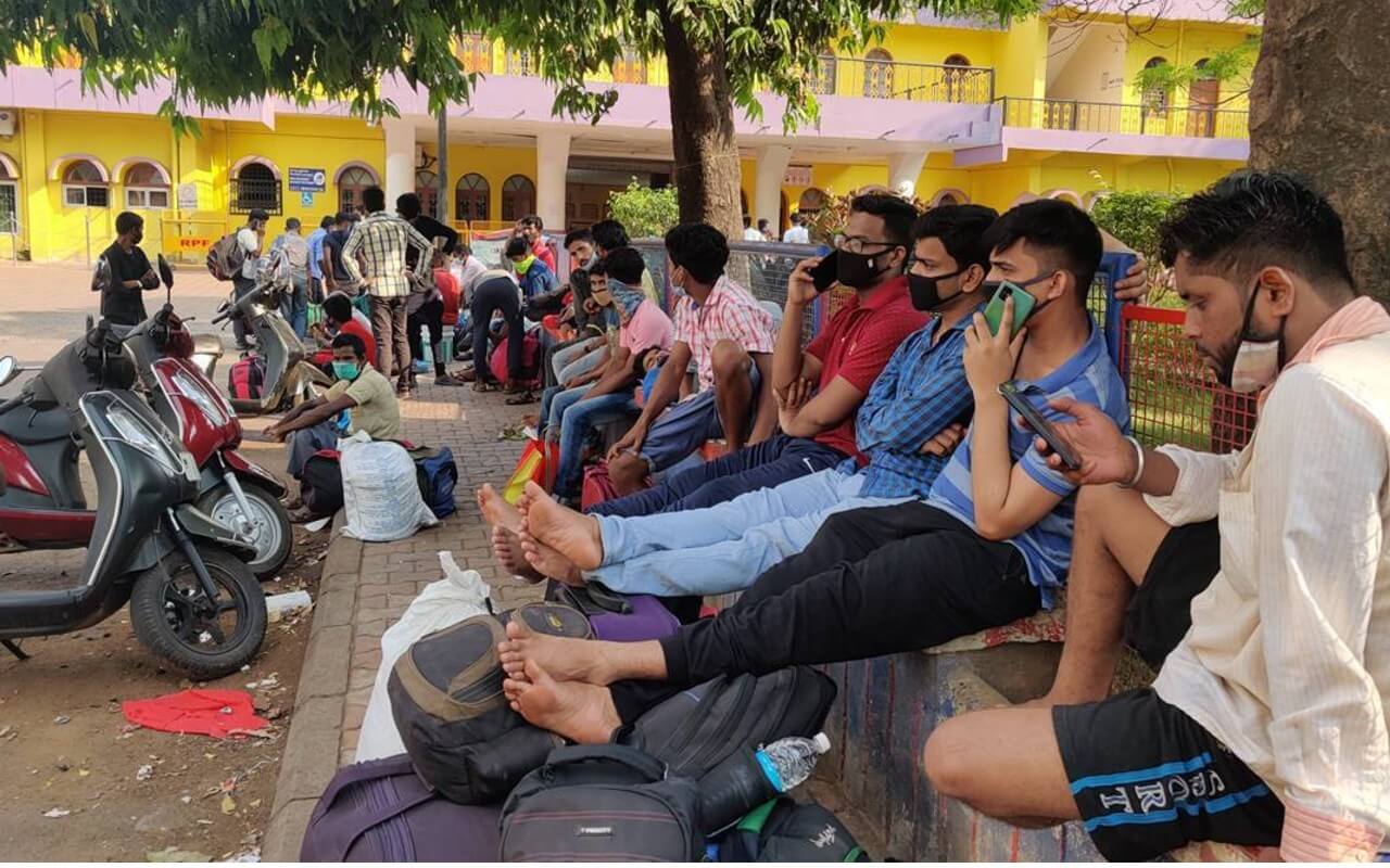 Migrants Crowded at Railway Station